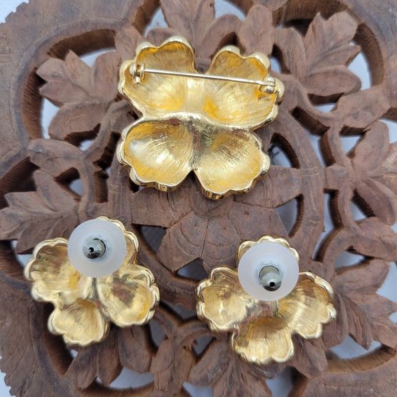 White Hibiscus Flower Earrings and Brooch Set Vintage Enamel Jewelry - Picture 7 of 9